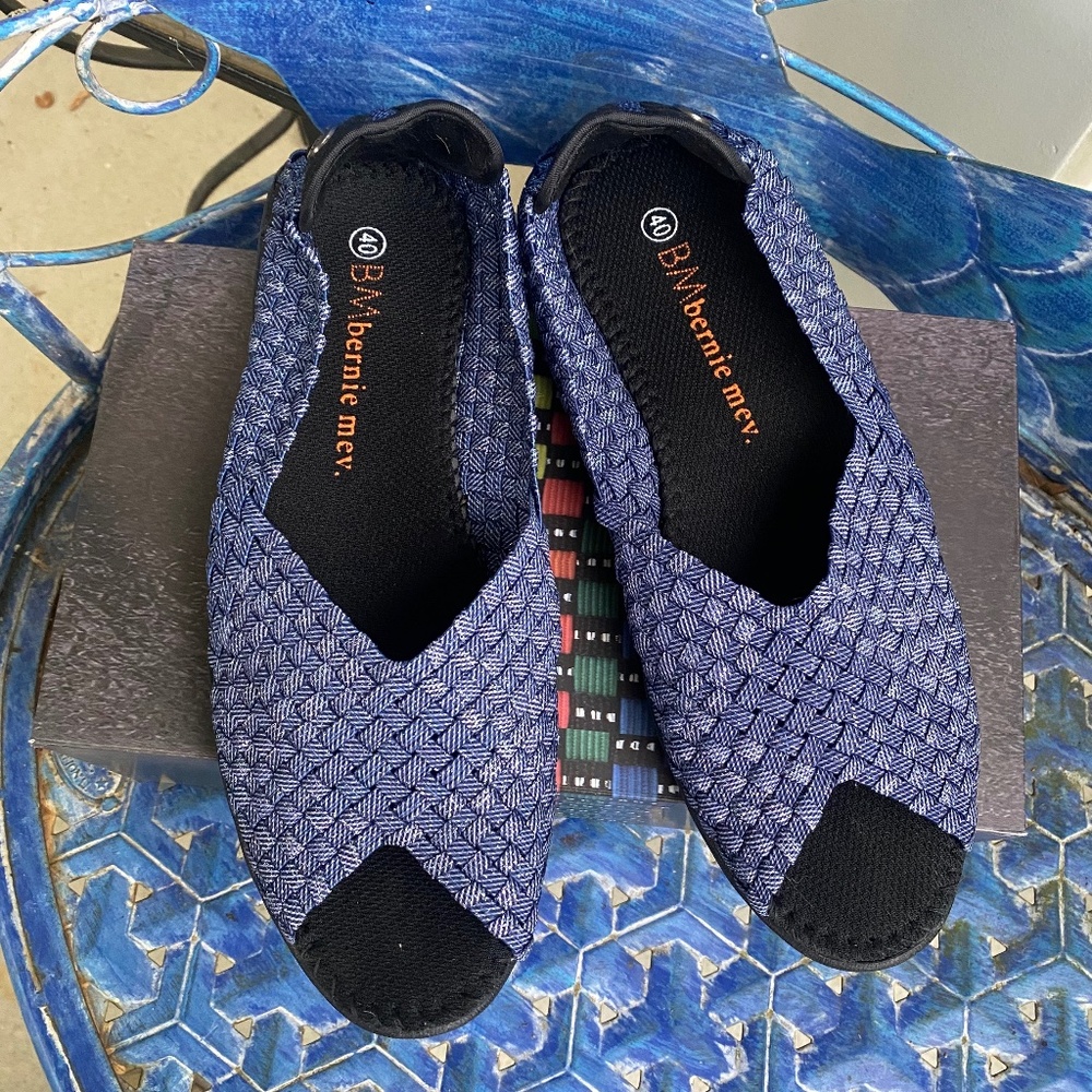 NIB Bernie Merv Woven Open-Toe flats in Jean Shimmer sz 40